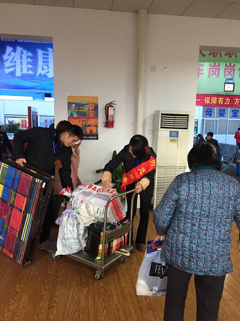 幫老奶奶拉行李送她上車.jpg
