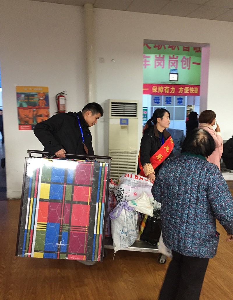 幫老奶奶拉行李送她上車2.jpg
