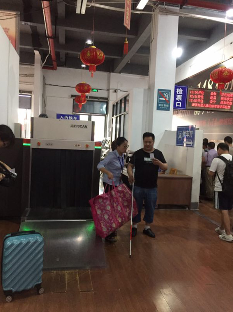 幫盲人提行李扶他進站等候.jpg
