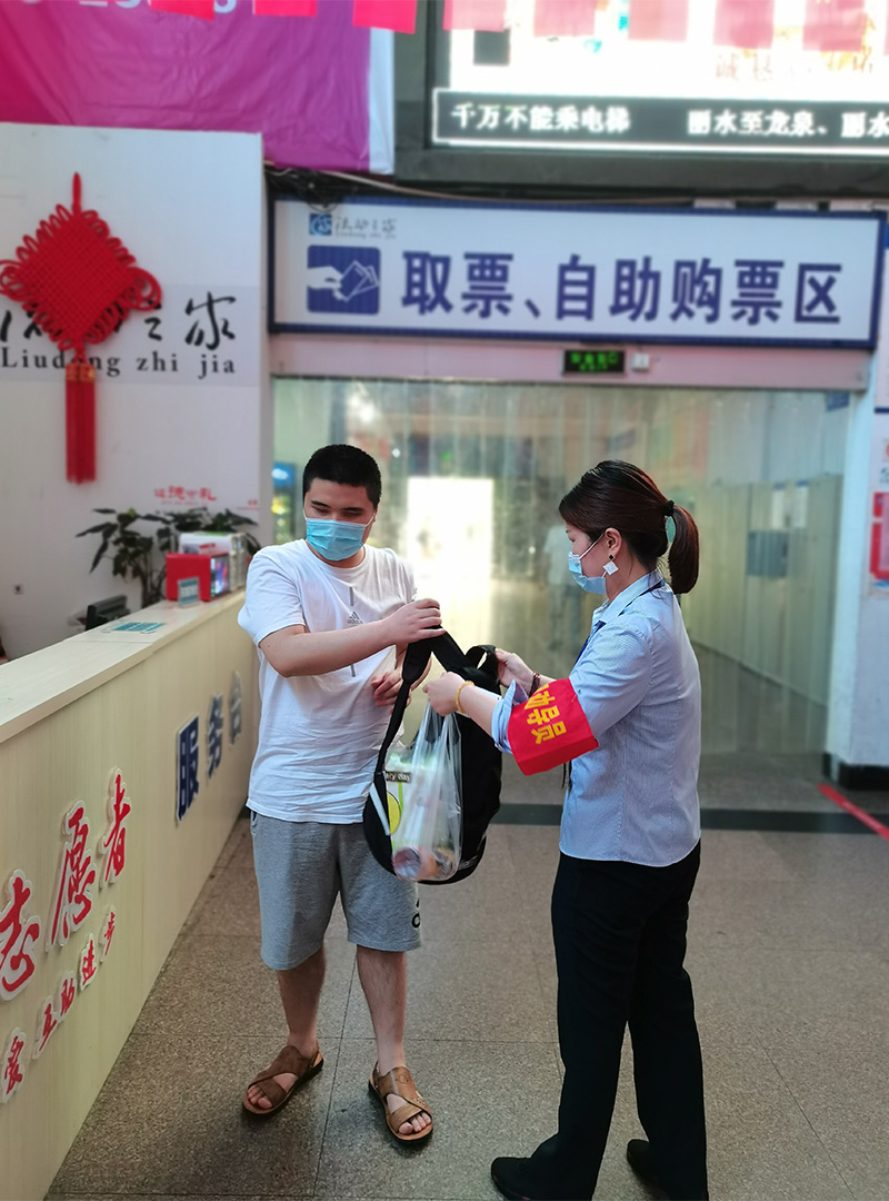 幫助盲人背上雙肩包.jpg