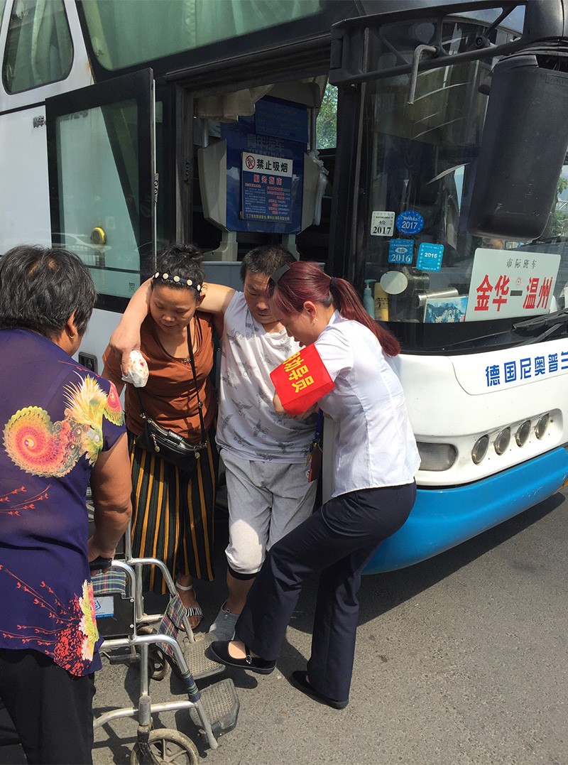 幫助下車的殘疾乘客坐輪椅.jpg