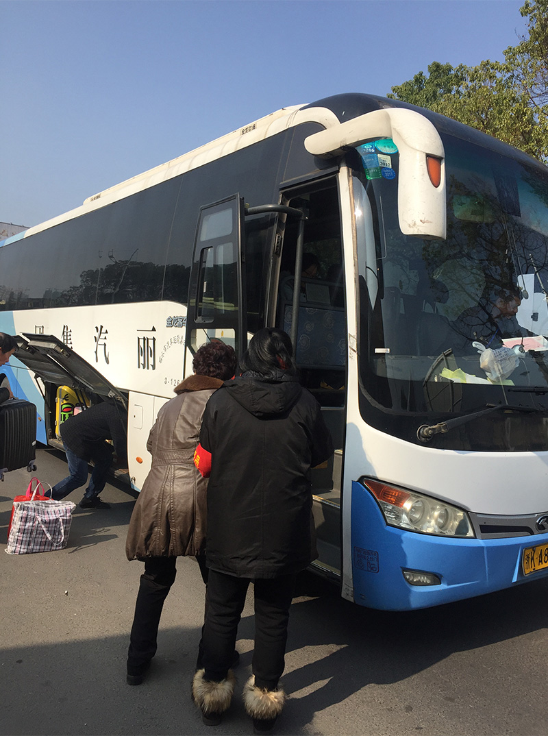 攙扶行動不便的乘客上車.jpg
