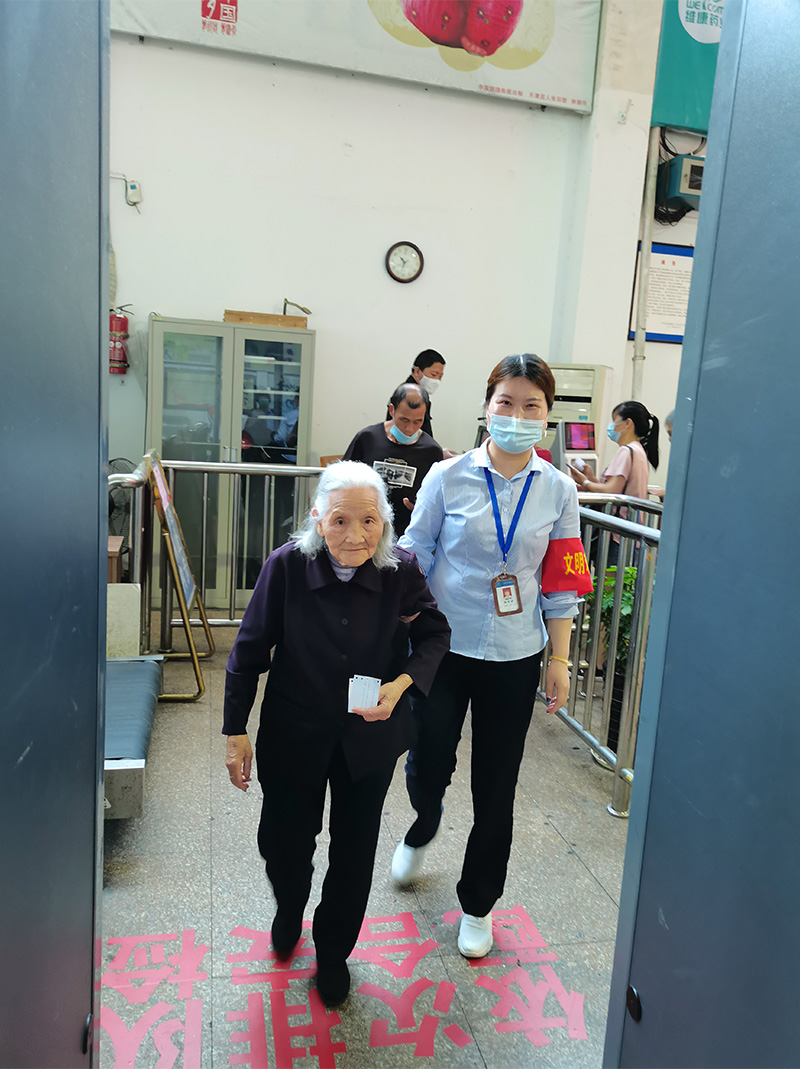 扶行動不便老奶奶進站乘車.jpg