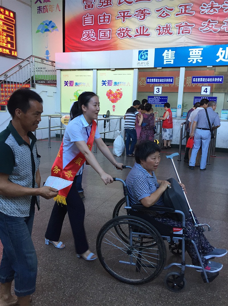 護送行動不便乘客上車.jpg