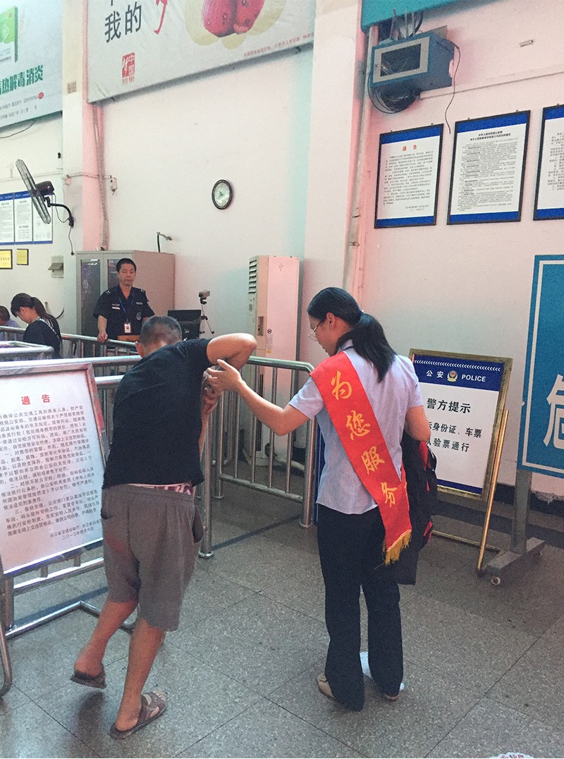 護送行動不便旅客上車.jpg