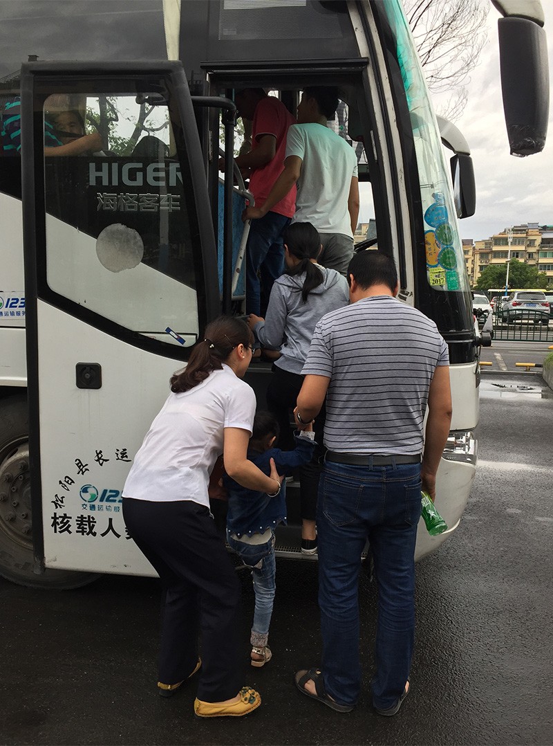 協助小朋友上車.jpg